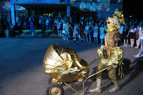 Это часодей, который приехал за традиционным посланием выпускников, которое будет много лет храниться в лицее - Sputnik Беларусь