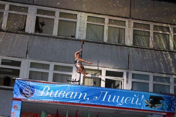 На крыше танцовщица исполнила элементы на шесте - Sputnik Беларусь