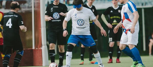 Футболист Юрий Ардынов уже несколько лет играет в сборной по мини-футболу среди незрячих Футболист Юрий Ардынов уже несколько лет играет в сборной по мини-футболу среди незрячих - Sputnik Беларусь