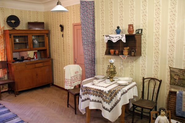 Интерьер комнаты коммунальной квартиры на выставке Коммунальный рай, или Близкие поневоле в Особняке Румянцева, Санкт-Петербург - Sputnik Беларусь