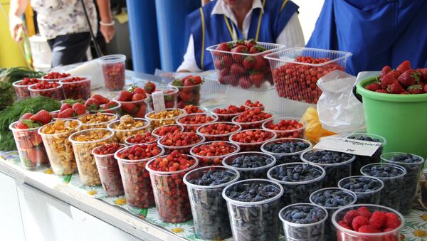 Продажа ягод на Комаровском рынке - Sputnik Беларусь