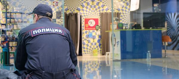 Сотрудник полиции рядом с научно-развлекательным центром Гравитация в  ТЦ Комсомолл в Иркутске, где произошел пожар - Sputnik Беларусь