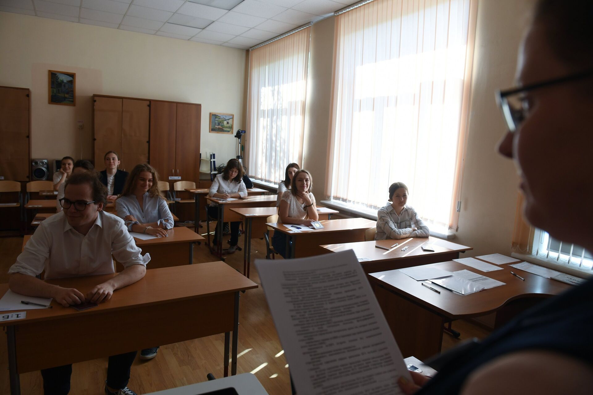 Ученики в классе во время сдачи экзамена - Sputnik Беларусь, 1920, 29.04.2024