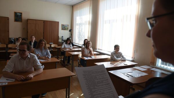 Ученики в классе во время сдачи экзамена - Sputnik Беларусь