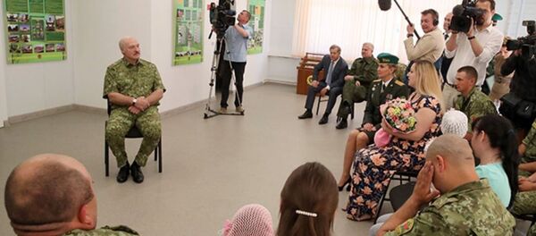 Президент Александр Лукашенко общается с семьями пограничников в погранзаставе Дивин - Sputnik Беларусь