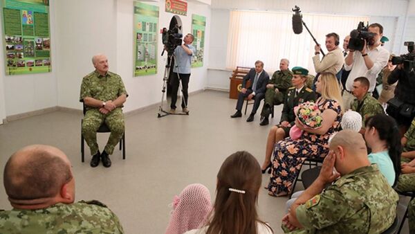 Президент Александр Лукашенко общается с семьями пограничников в погранзаставе Дивин - Sputnik Беларусь