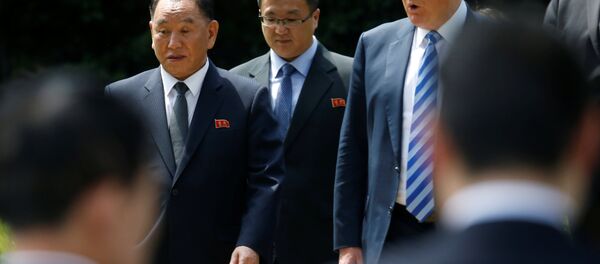 Дональд Трамп с заместителем председателя ЦК Трудовой партии КНДР Ким Ен Чхолем - Sputnik Беларусь