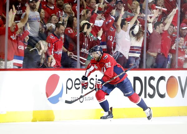 Получивший травму во втором матче серии Евгений Кузнецов вышел на лед в третьей игре и помог Вашингтону победить Вегас - Sputnik Беларусь