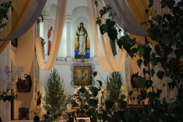 Праздничные службы прошли во всех католических храмах Беларуси, в том числе и Красном костеле - Sputnik Беларусь