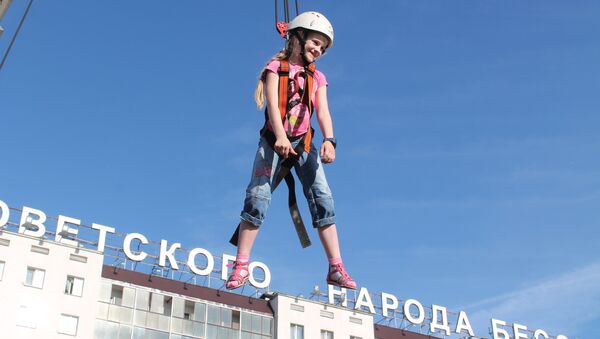 Один из самых популярных аттракционов у детей на празднике МЧС вот уже несколько лет - Sputnik Беларусь