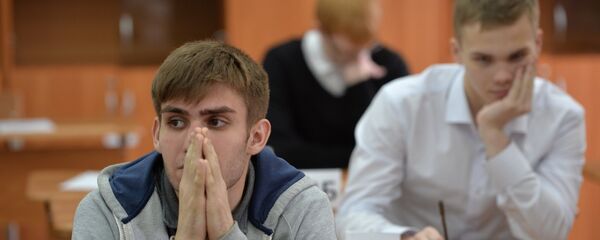 Вучні перад пачаткам экзамена Вучні перад пачаткам экзамена - Sputnik Беларусь