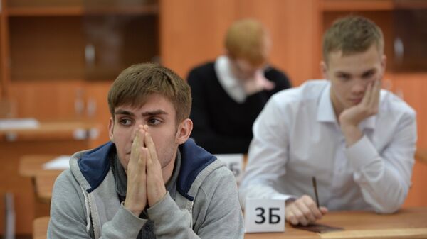 Ученики в классе перед началом экзамена - Sputnik Беларусь