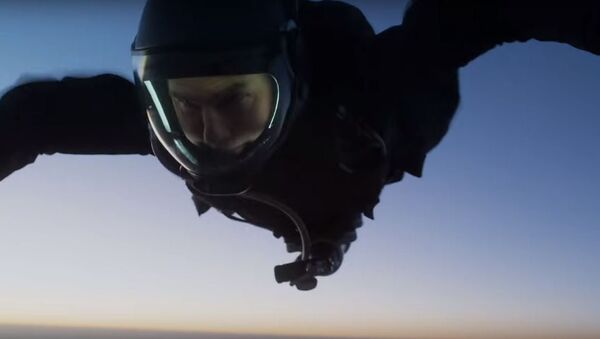 Том Круз прыгнул с парашютом с 8-километровой высоты, видео - Sputnik Беларусь