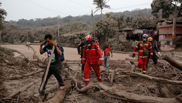 Работа спасательных служб в департаменте Эскуинтла после извержения вулкана на Гватемале - Sputnik Беларусь