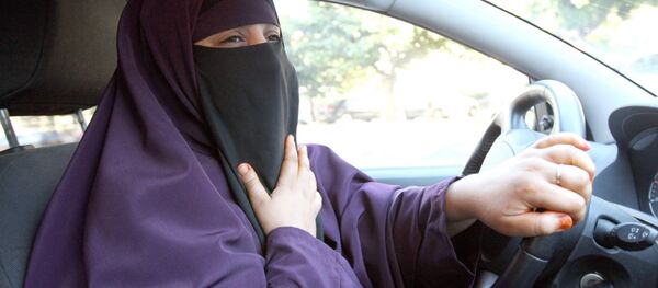 Мусульманка за рулем автомобиля Мусульманка за рулем автомобиля - Sputnik Беларусь