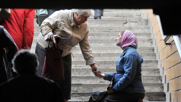 Женщина просит милостыню в одном из подземных переходов, архивное фото - Sputnik Беларусь