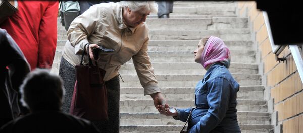 Женщина просит милостыню в одном из подземных переходов, архивное фото - Sputnik Беларусь