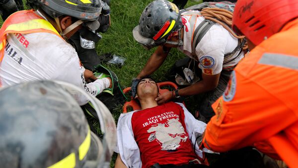 Спасатели оказывают помощь пострадавшему в результате извержения вулкана в Гватемале - Sputnik Беларусь