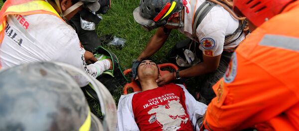 Спасатели оказывают помощь пострадавшему в результате извержения вулкана в Гватемале Спасатели оказывают помощь пострадавшему в результате извержения вулкана в Гватемале - Sputnik Беларусь