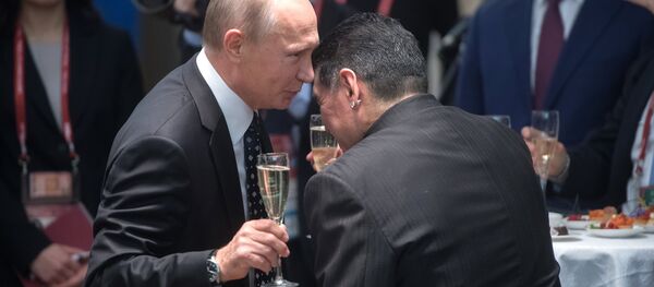 Президент РФ Владимир Путин и аргентинский футболист Диего Марадона (справа) - Sputnik Беларусь
