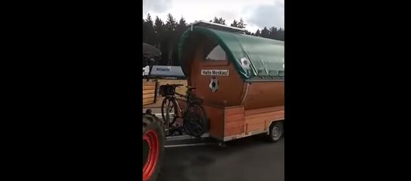 Немец едет на ЧМ 2018 на «пивной бочке» через Беларусь, видео - Sputnik Беларусь