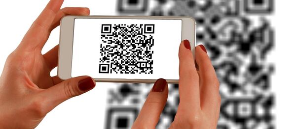 QR-код на экране телефона - Sputnik Беларусь