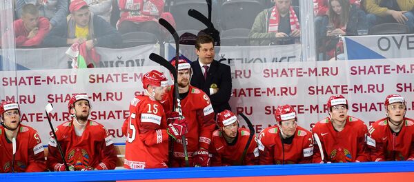 Выконваючы абавязкі галоўнага трэнера зборнай Беларусі па хакеі Сяргей Пушкоў (у цэнтры) - Sputnik Беларусь