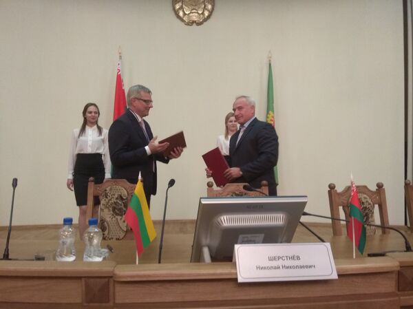 Председатель Витебского облисполкома Николай Шерстнев и генеральный директор ЗАО Вакару медиеносгрупе (UAB Vakarų medienos grupė) Сигитас Гайлюнас подписывают Договор о реализации инвестиционного проекта по созданию вертикально-интегрированного деревообрабатывающего комплекса в Витебской области - Sputnik Беларусь