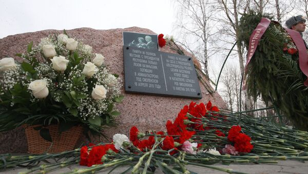 Цветы у памятного камня, установленного на месте крушения польского самолета Ту-154 - Sputnik Беларусь