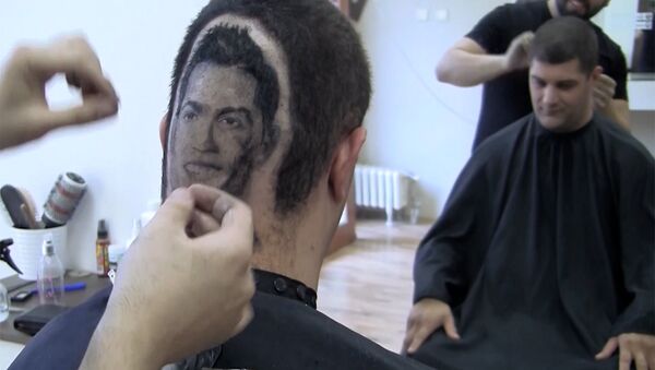 Сербский парикмахер выбрил на затылке клиента портрет Роналду - Sputnik Беларусь