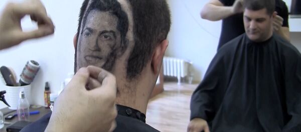 Сербский парикмахер выбрил на затылке клиента портрет Роналду - Sputnik Беларусь