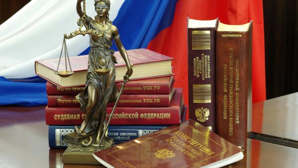 Статуя Фемиды и юридическая литература в зале суда - Sputnik Беларусь