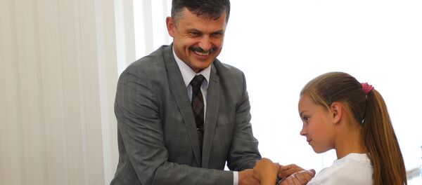 Министр спорта и туризма Сергей Ковальчук на встрече с участниками проекта Футбол для дружбы - Sputnik Беларусь