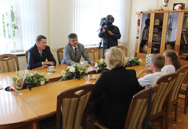 Дети встретились с министром спорта и туризма Беларуси Сергеем Ковальчуком и генеральным секретарем Белорусской федерации футбола Юрием Вергейчиком - Sputnik Беларусь