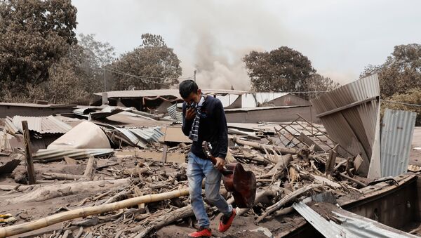 Число жертв извержения вулкана Фуэго в Гватемале возросло до 109 - Sputnik Беларусь