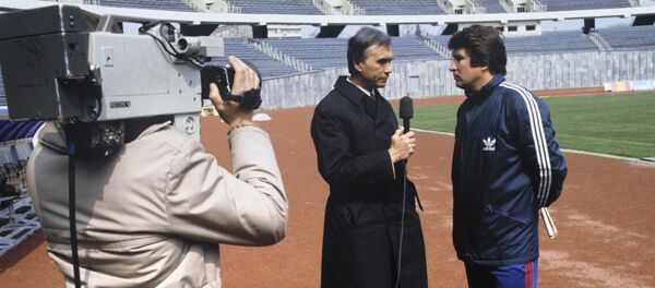 Экспресс-интервью комментатору Центрального телевидения Владимир Маслаченко дает старший тренер сборной команды СССР по футболу Эдуард Малофеев - Sputnik Беларусь