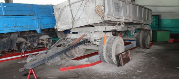 Автоприцеп упал на работника в Лиде - Sputnik Беларусь