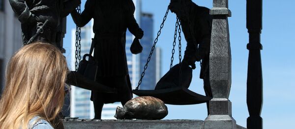 Мешочек с деньгами у Городских весов затерли до золотого сияния - Sputnik Беларусь