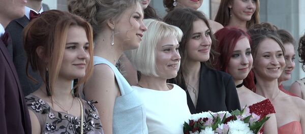 Першы баль юнацтва: у Беларусі прайшлі выпускныя вечары Першы баль юнацтва: у Беларусі прайшлі выпускныя вечары - Sputnik Беларусь