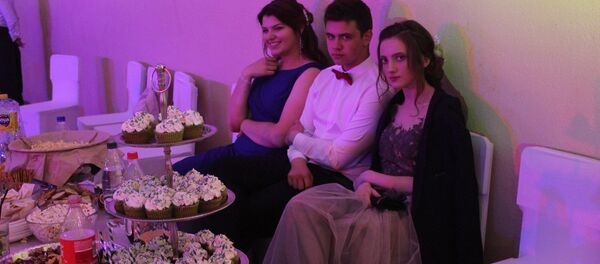 Выпускники за праздничным столом, архивное фото - Sputnik Беларусь