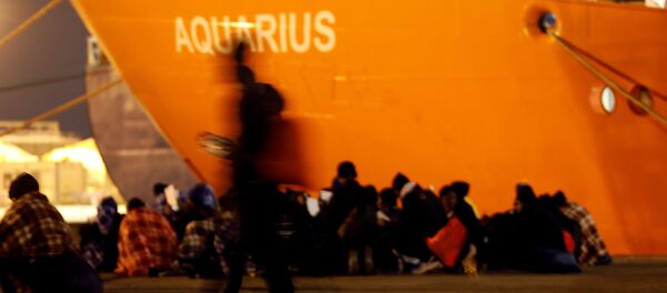 Спасательное судно Aquarius с мигрантами Спасательное судно Aquarius с мигрантами - Sputnik Беларусь