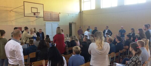 В 07:30 утра в десятой гимназии Гродно делают перекличку по спискам - Sputnik Беларусь