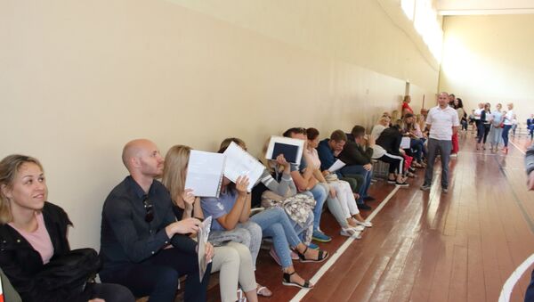 Очередь в первый класс в гимназию в спортзале гимназии №10 - Sputnik Беларусь