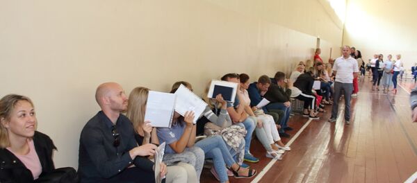 Очередь в первый класс в гимназию в спортзале гимназии №10 Очередь в первый класс в гимназию в спортзале гимназии №10 - Sputnik Беларусь