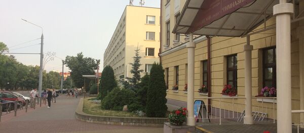 Родители всю ночь по очереди дежурили под стенами рейтинговой гимназии Родители всю ночь по очереди дежурили под стенами рейтинговой гимназии - Sputnik Беларусь