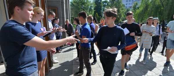 Думалі, што здадзім лепш. Абітурыенты - пра вынікі ЦТ па рускай мове Думалі, што здадзім лепш. Абітурыенты - пра вынікі ЦТ па рускай мове - Sputnik Беларусь