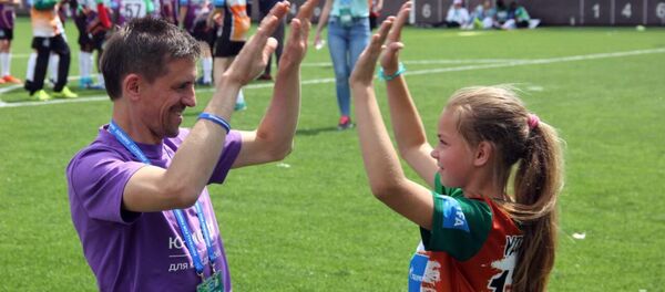 Начальник отдела массового футбола БФФ Виталий Крупица и Ксения Яцынович - Sputnik Беларусь