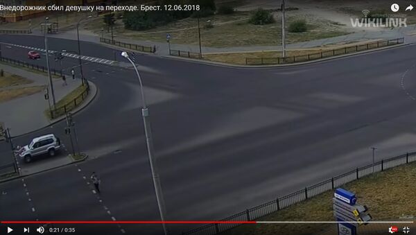 Опубликованы кадры ДТП, в котором девушка попала под колеса Крузака - Sputnik Беларусь