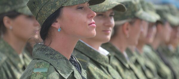 Дзяўчыны трэніруюцца правільна трымаць падбародак нават дома перад люстэркам Дзяўчыны трэніруюцца правільна трымаць падбародак нават дома перад люстэркам - Sputnik Беларусь