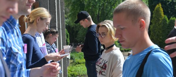 Больш за 22 тысячы абітурыентаў здадуць сёння ЦТ па беларускай мове Больш за 22 тысячы абітурыентаў здадуць сёння ЦТ па беларускай мове - Sputnik Беларусь